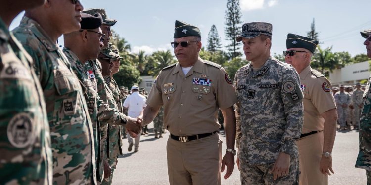 Ministro de Defensa felicita a tropas por destacada participación en el Desfile Militar del 27 de Febrero