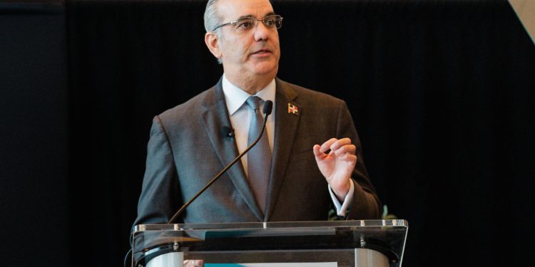 Presidente Abinader promueve a RD como destino ideal para la inversión industrial textil y de calzado