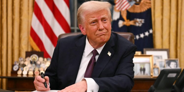 Donald Trump suspende aranceles a Canadá durante un mes