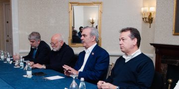Presidente Abinader sostiene reunión de coordinación con empresarios dominicanos tras su arribo anoche a Washington