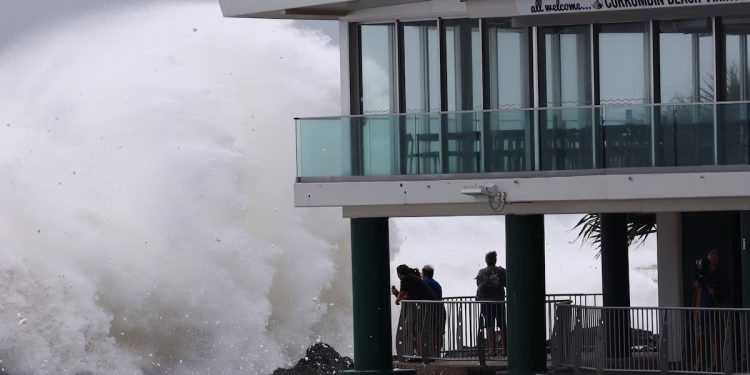 Ciclón Alfred forzó a cerrar escuelas y transporte público en Australia