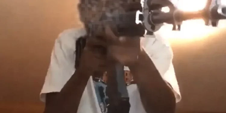 Adolescente se dispara accidentalmente tras manipular arma en transmisión en vivo