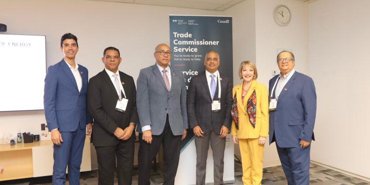 Ministro Joel Santos asistió a la convención minera en Canadá