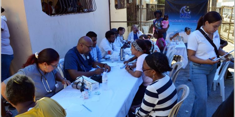 Realizan operativo médico en Loma del Chivo beneficia a cientos de personas