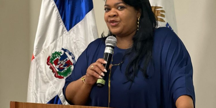 Federación de Mujeres Trabajadoras presenta estudio de ajuste salarial a empleados del SNS