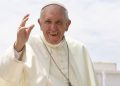 El papa Francisco pasó una noche tranquila y mostró una leve mejoría tras 25 días hospitalizado