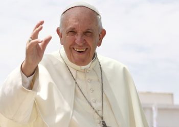 El papa Francisco pasó una noche tranquila y mostró una leve mejoría tras 25 días hospitalizado