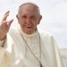 El papa Francisco pasó una noche tranquila y mostró una leve mejoría tras 25 días hospitalizado