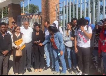 Maestros y estudiantes de la UASD exigen puente peatonal para evitar muertes por accidentes de tránsito en La Vega