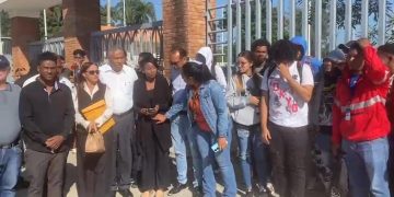 Maestros y estudiantes de la UASD exigen puente peatonal para evitar muertes por accidentes de tránsito en La Vega