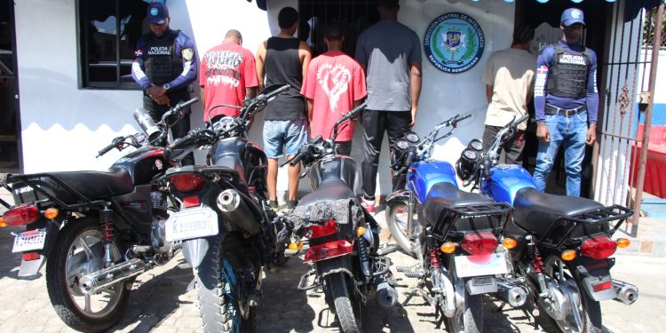 PN Ubica y apresa a cinco hombres captados transitando y calibrando motocicletas en túneles de la Av. 27 Febrero