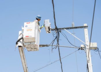 Edesur Dominicana interviene a Boca de Cachón, normaliza suministros de energía y contrata más de 700 clientes