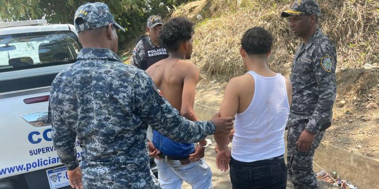 PN frustra asalto en Villa La Mata, Sánchez Ramírez, y apresa a cuatro personas; ocupan armas, vehículo y otras pertenencias