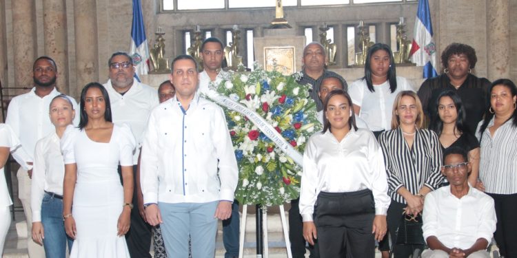 José Luis Morillo rinde homenaje a las mujeres patriotas con una ofrenda floral en el Panteón de la Patria