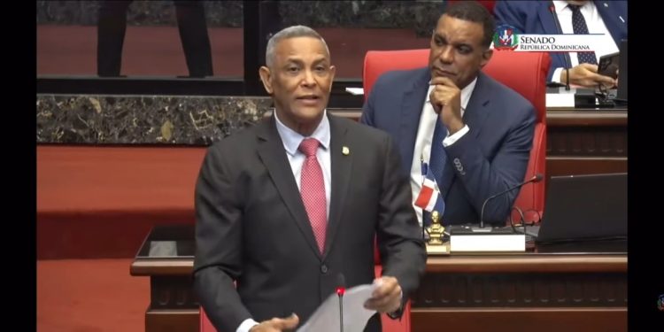 Senador Franklin Romero reintroduce proyecto para que niños en orfandad por feminicidio reciban pensión por ley