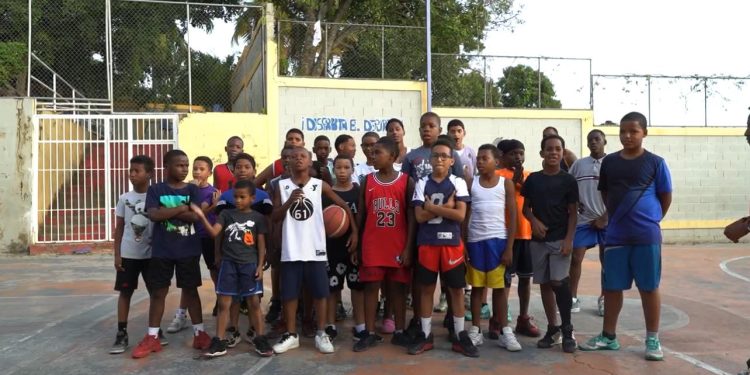 Residentes del Café de Herrera exigen la creación de una cancha