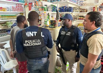 DINTEL y MP ocupan arma de fuego ilegal y computadoras usadas en allanamiento en La Romana
