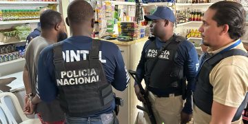 DINTEL y MP ocupan arma de fuego ilegal y computadoras usadas en allanamiento en La Romana