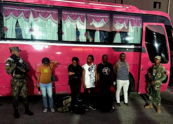 Arrestan a tres dominicanos y un haitiano transitando con indocumentados en San Juan y Pedernales