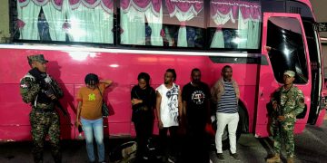 Arrestan a tres dominicanos y un haitiano transitando con indocumentados en San Juan y Pedernales