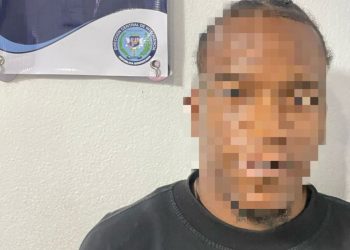 Policía apresa a uno de dos asaltantes captados en video robando a un adulto mayor en La Romana