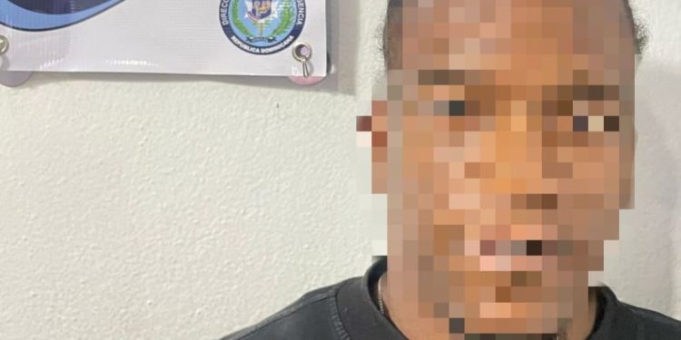 Policía apresa a uno de dos asaltantes captados en video robando a un adulto mayor en La Romana