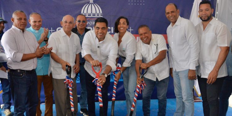 Ministro Kelvin Cruz inicia construcción pley de béisbol en Castañuelas