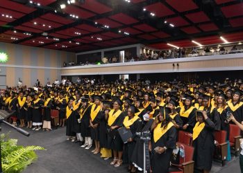 UNIREMHOS celebra su sexagésima tercera graduación con un llamado a ver el futuro del trabajo