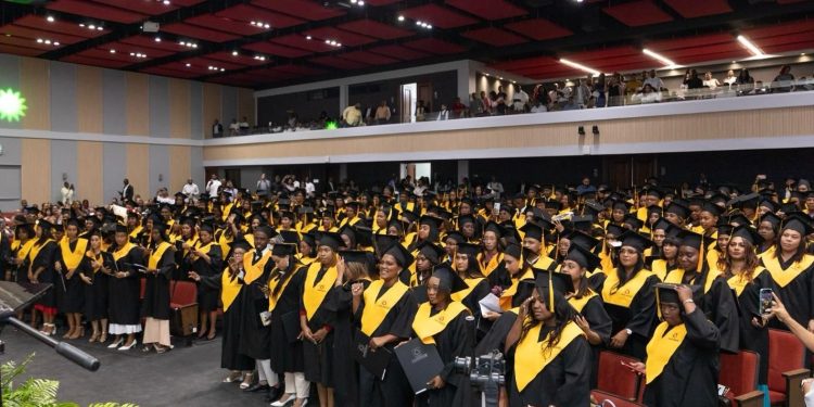UNIREMHOS celebra su sexagésima tercera graduación con un llamado a ver el futuro del trabajo
