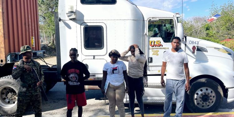 Arrestan camionero que ocultaba haitianos indocumentados en compartimentos de una patana