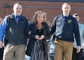 Estuvo cautivo por 20 años por su madrastra y quemó la casa para escapar