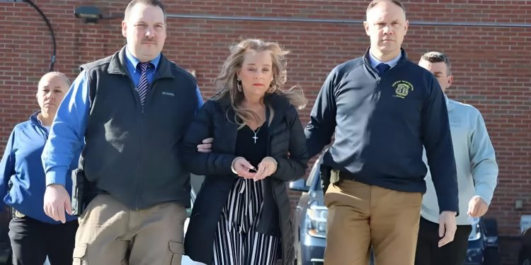 Estuvo cautivo por 20 años por su madrastra y quemó la casa para escapar