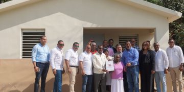 Gobierno entrego casa prometida por el presidente Luis Abinader, a la señora, Adolfa Fabian, quien recibió el título de propiedad número 100 mil