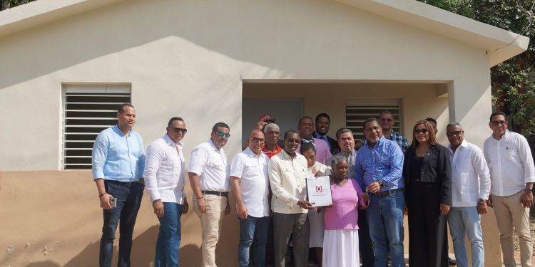 Gobierno entrego casa prometida por el presidente Luis Abinader, a la señora, Adolfa Fabian, quien recibió el título de propiedad número 100 mil