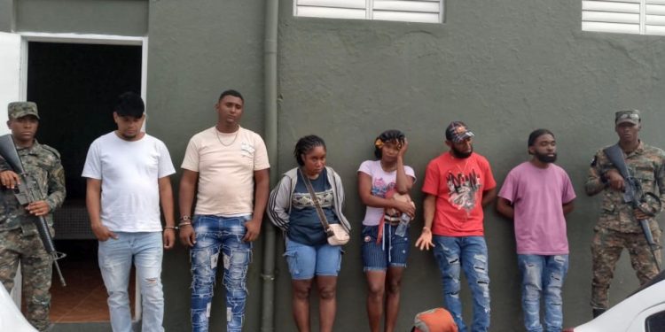 Arrestan dos dominicanos ocultaban indocumentados en maletero de autobús en San Juan de la Maguana