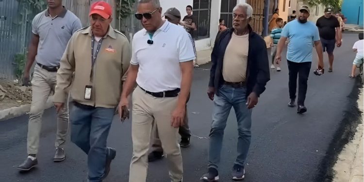 Senador de la provincia Duarte fiscaliza ejecución de obras en el municipio San Francisco