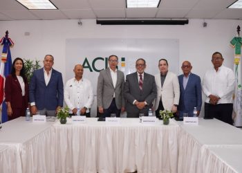 Modesto Guzmán se reúne con comerciantes e industriales de Santiago