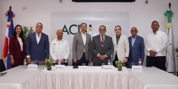 Modesto Guzmán se reúne con comerciantes e industriales de Santiago