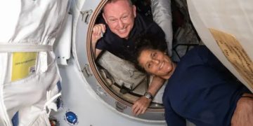 Astronautas varados 9 meses en la Estación Espacial EEI regresan a la Tierra