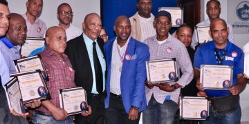 Reconocen trayectoria de 35 reporteros gráficos de televisión