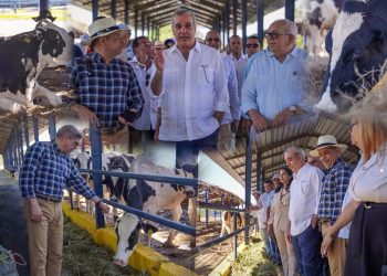 Abinader y ministro Agricultura visitan el Centro Genético Ysura en D1 Ganadero en Azúa