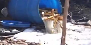 Desmantelan fábrica clandestina de alcohol e incauta más de 13,000 litros en Barahona