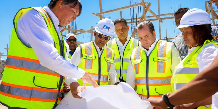 Ministro Paliza y director del DA inspeccionan avance aeropuerto El Granero del Sur, en San Juan