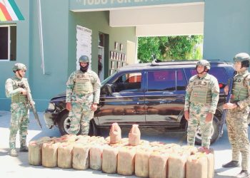Ejército ocupa garrafones con 162 galones de gasolina en una jeepeta en Dajabón