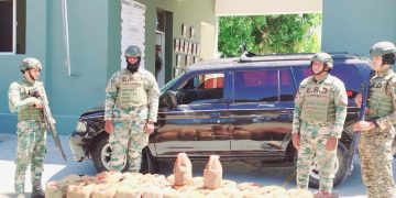 Ejército ocupa garrafones con 162 galones de gasolina en una jeepeta en Dajabón