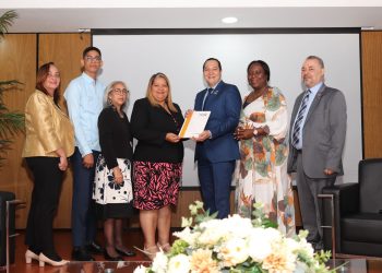 Ideice presenta edición impresa de Revie, revista especializada en producción científica educativa