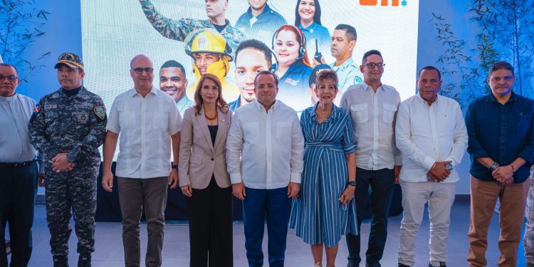 Presentan avances Sistema 911 en Puerto Plata; entregan ambulancias, cámaras  y equipos de rescate