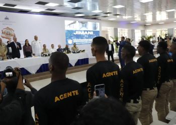 Abinader encabeza graduación de 160 nuevos agentes migratorios