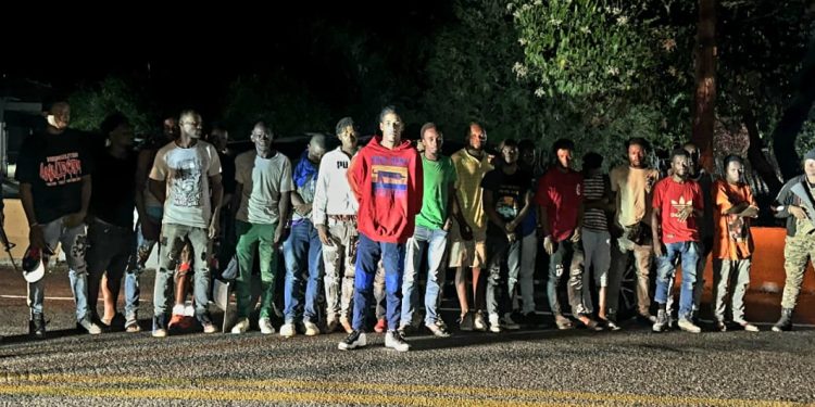 Interceptan dos jeepetas con 31 indocumentados en San Juan de la Maguana