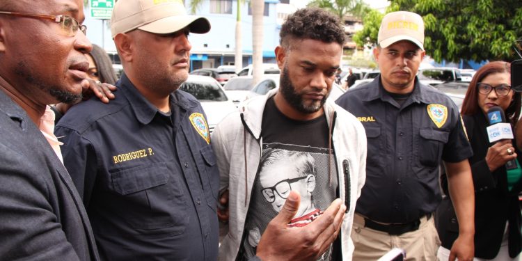 Se entrega ex oficial de la Policía quien era activamente buscado por doble homicidio en La Vega